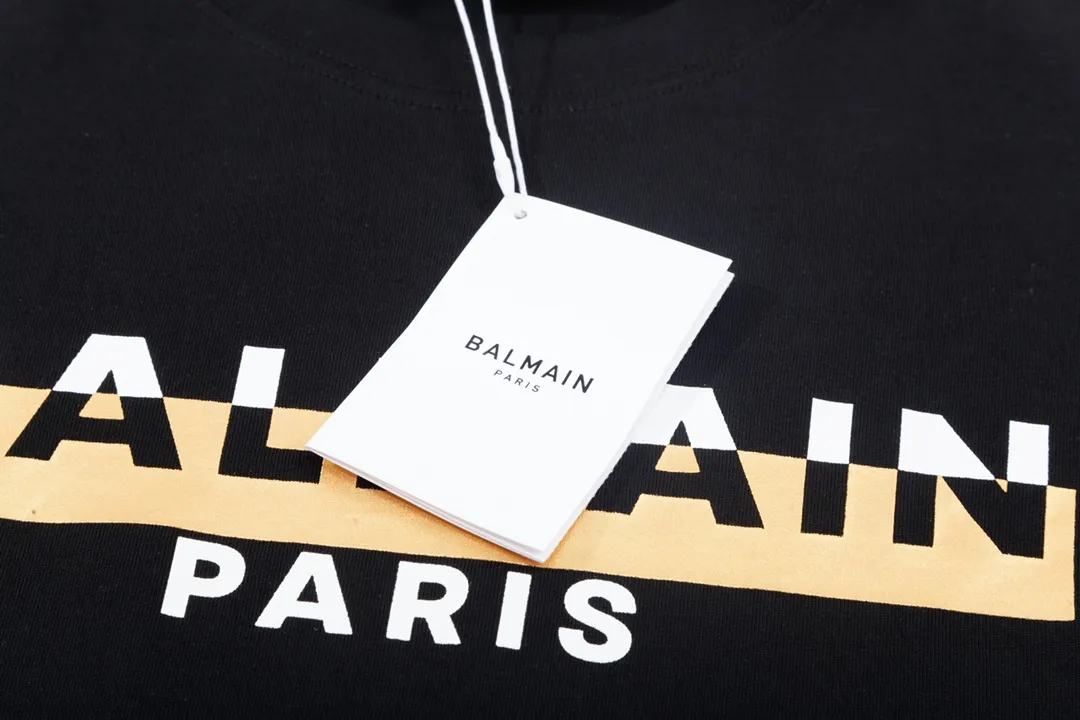 BALMAIN color block letter print large logo is exquisitely upgraded, inspired by the original Retro fabric of the 1980s. Official Same Style short-sleeved T-shirt. Customized Ketong vat-dyed fabric. Very comfortable to the touch. Latest brick cabinet synchronization for spring and summer. Fashionable and personalized. Super Versatile and good-looking. Very suitable for both men and women. A must-have for everyone. Hang tag. Collar label. Washed wheat. Complete with three labels. Color: Black Size: XS~L